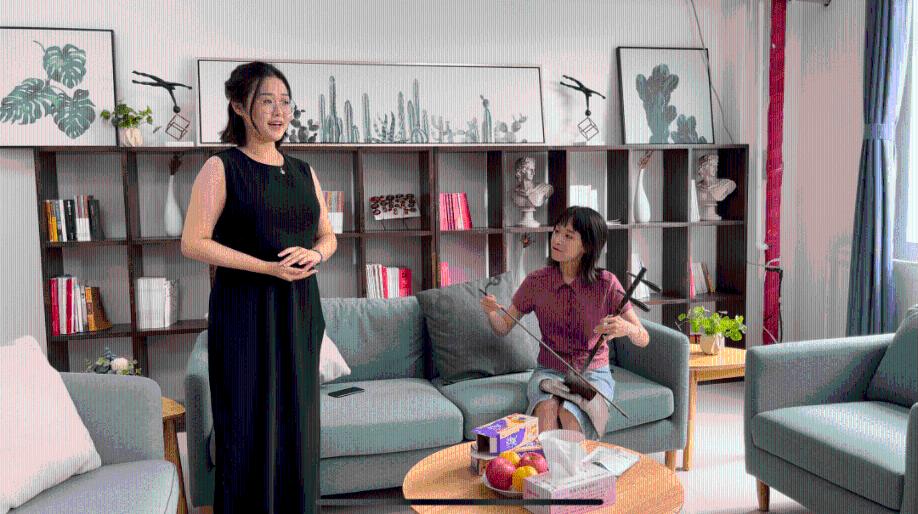 西宁一女子在火锅店就餐,老鼠在头顶摇摇欲坠,门店:顺着电线跑来的,每周有消杀