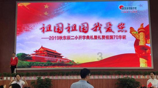 逃离昏暗下的小村